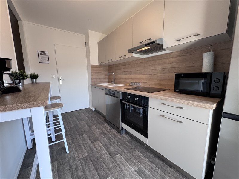 Cuisine en couloir bois et beige à Melun | Raison Home - 3