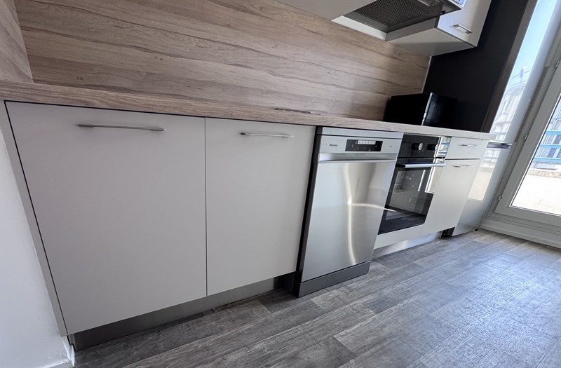 Cuisine en couloir bois et beige à Melun | Raison Home - 5