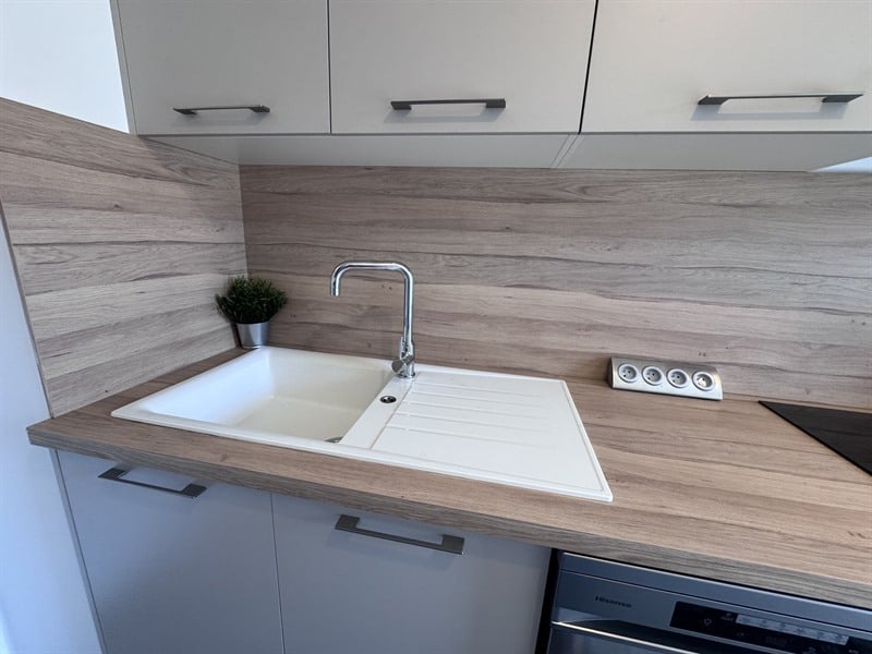 Cuisine en couloir bois et beige à Melun | Raison Home - 6