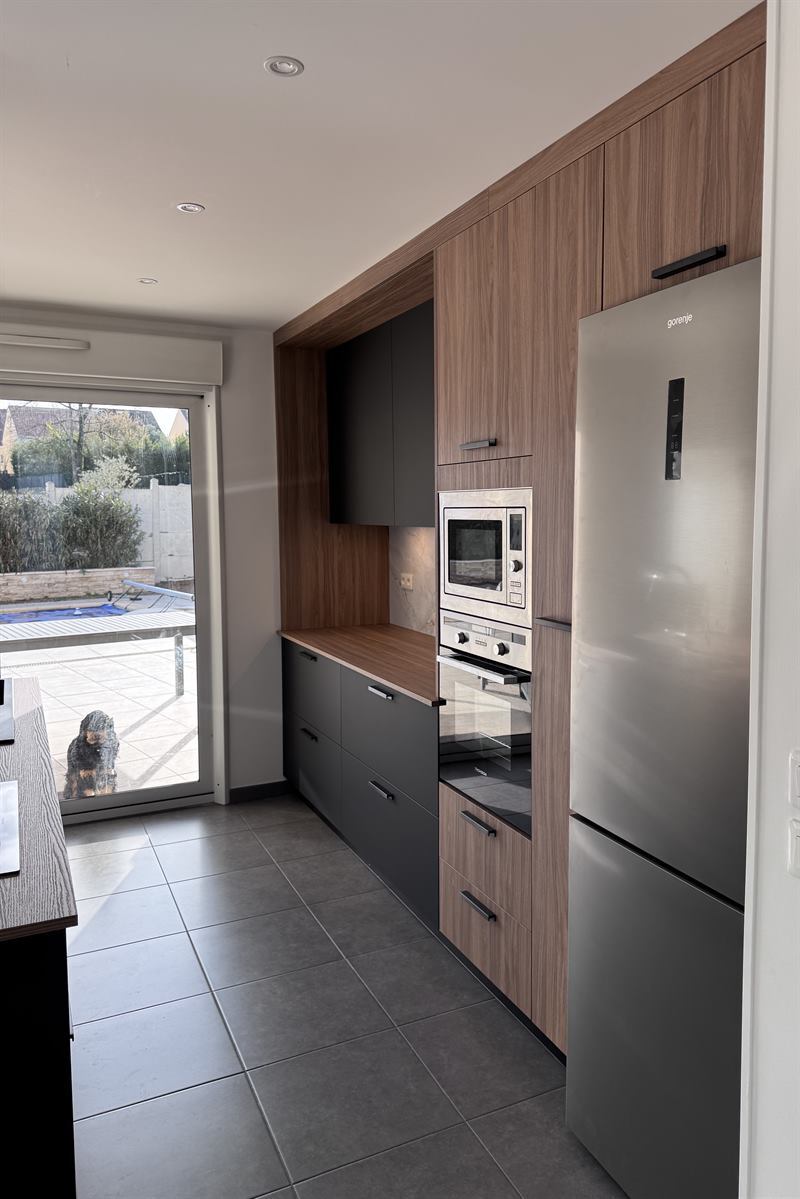 Cuisine bois et noir avec grand îlot central à Massy | Raison Home - 2