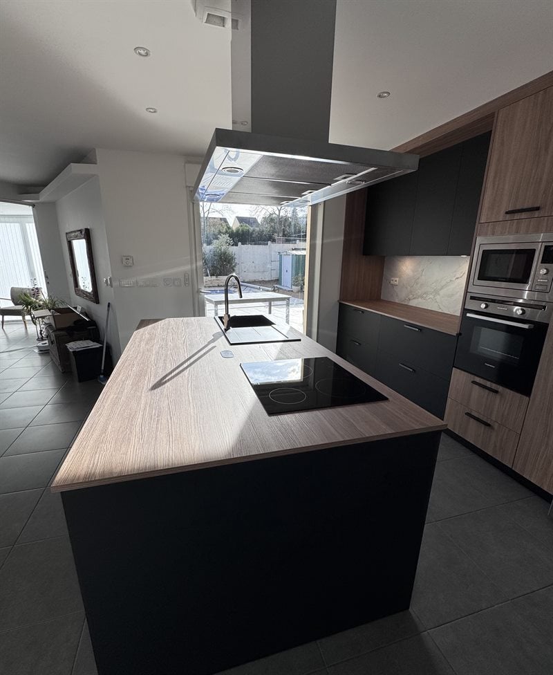 Cuisine bois et noir avec grand îlot central à Massy | Raison Home - 4