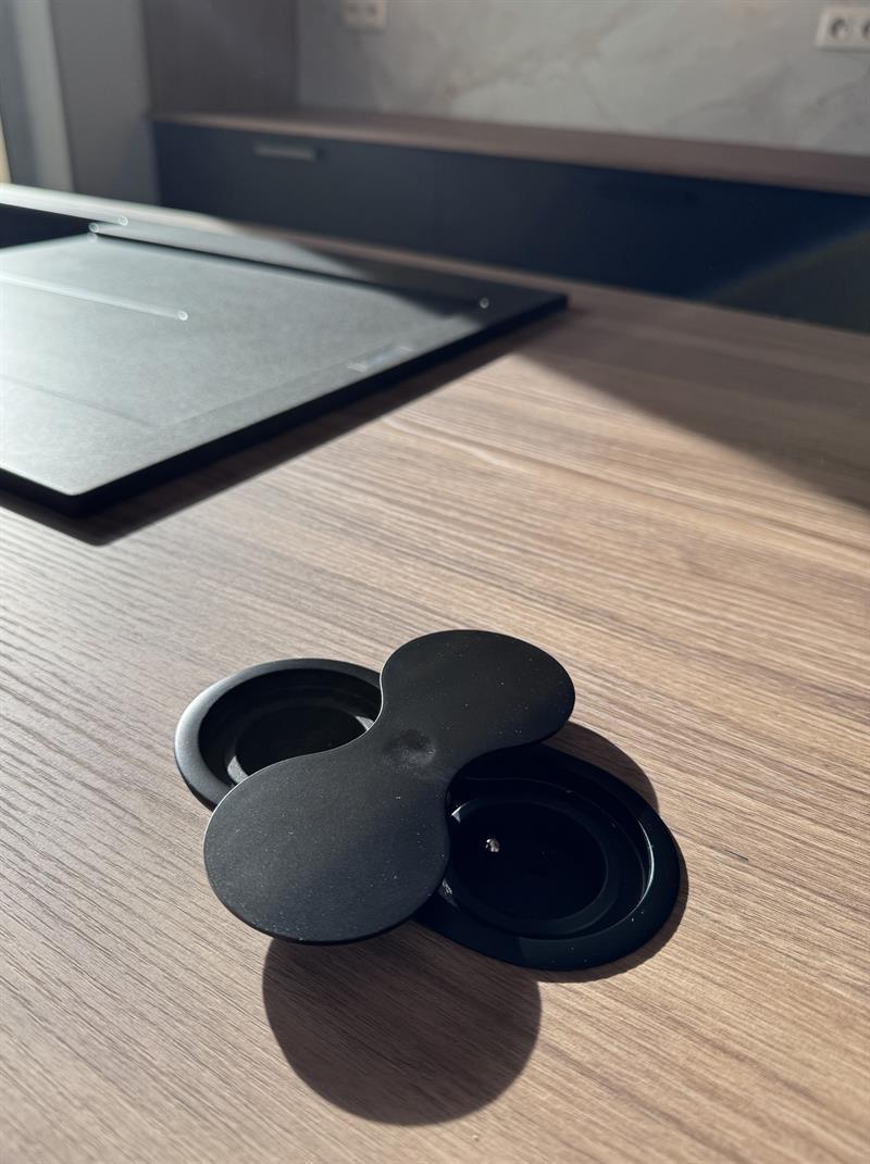 Cuisine bois et noir avec grand îlot central à Massy | Raison Home - 5