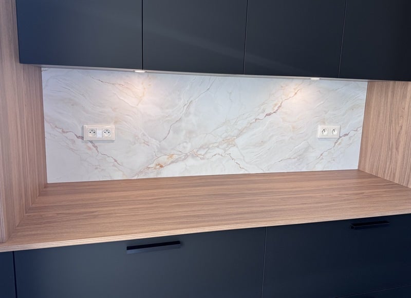 Cuisine bois et noir avec grand îlot central à Massy | Raison Home - 6