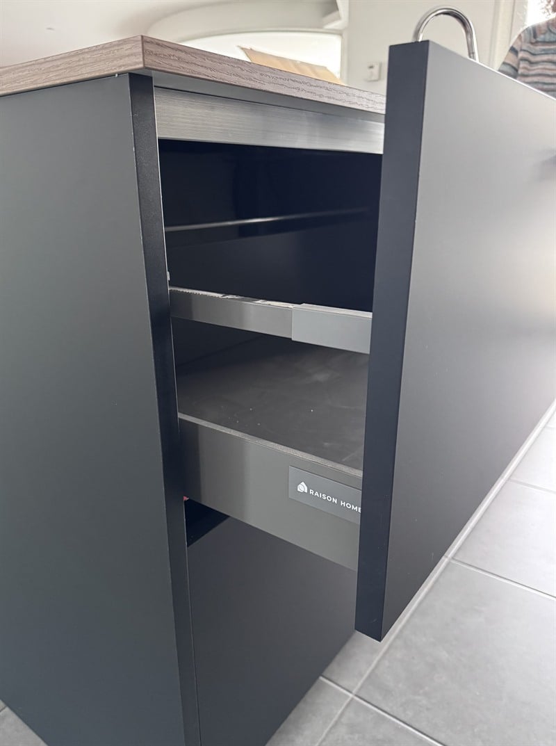 Cuisine bois et noir avec grand îlot central à Massy | Raison Home - 7