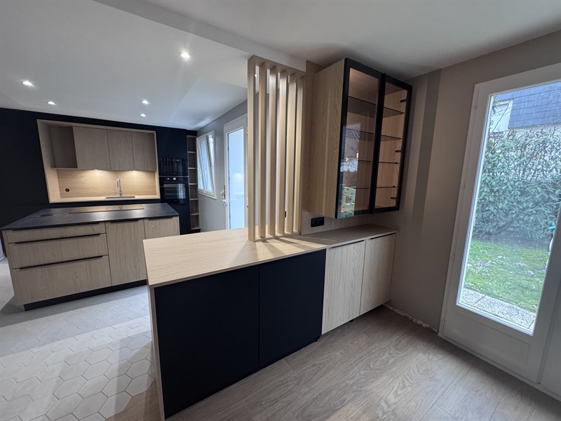 Cuisine à cadre avec îlot à Soisy-sur-Seine | Raison Home - 1