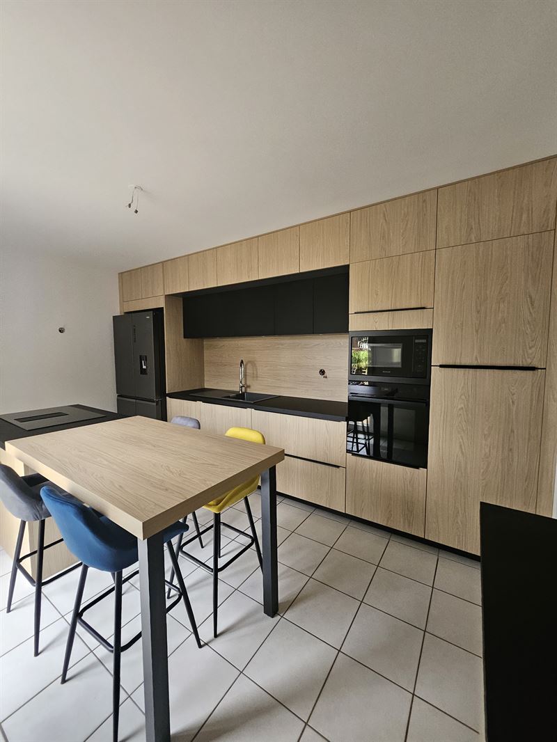 Cuisine fermée de style moderne bois et noir | Raison Home - 4