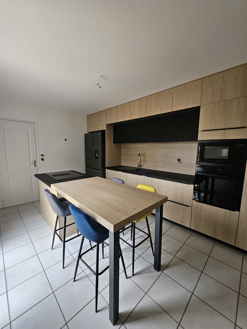 Cuisine fermée de style moderne bois et noir | Raison Home - 5