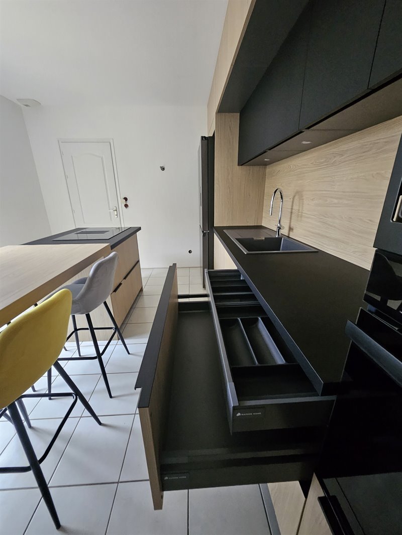 Cuisine fermée de style moderne bois et noir | Raison Home - 6