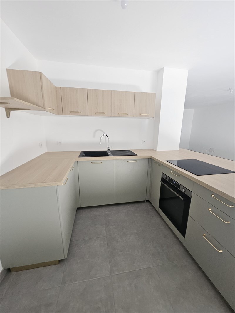 Cuisine ouverte aux tons clairs vert et bois | Raison Home - 1