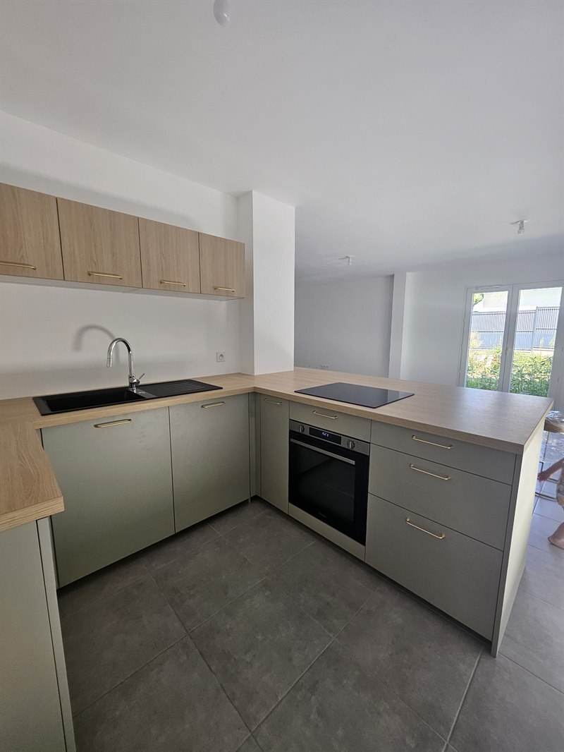 Cuisine ouverte aux tons clairs vert et bois | Raison Home - 2