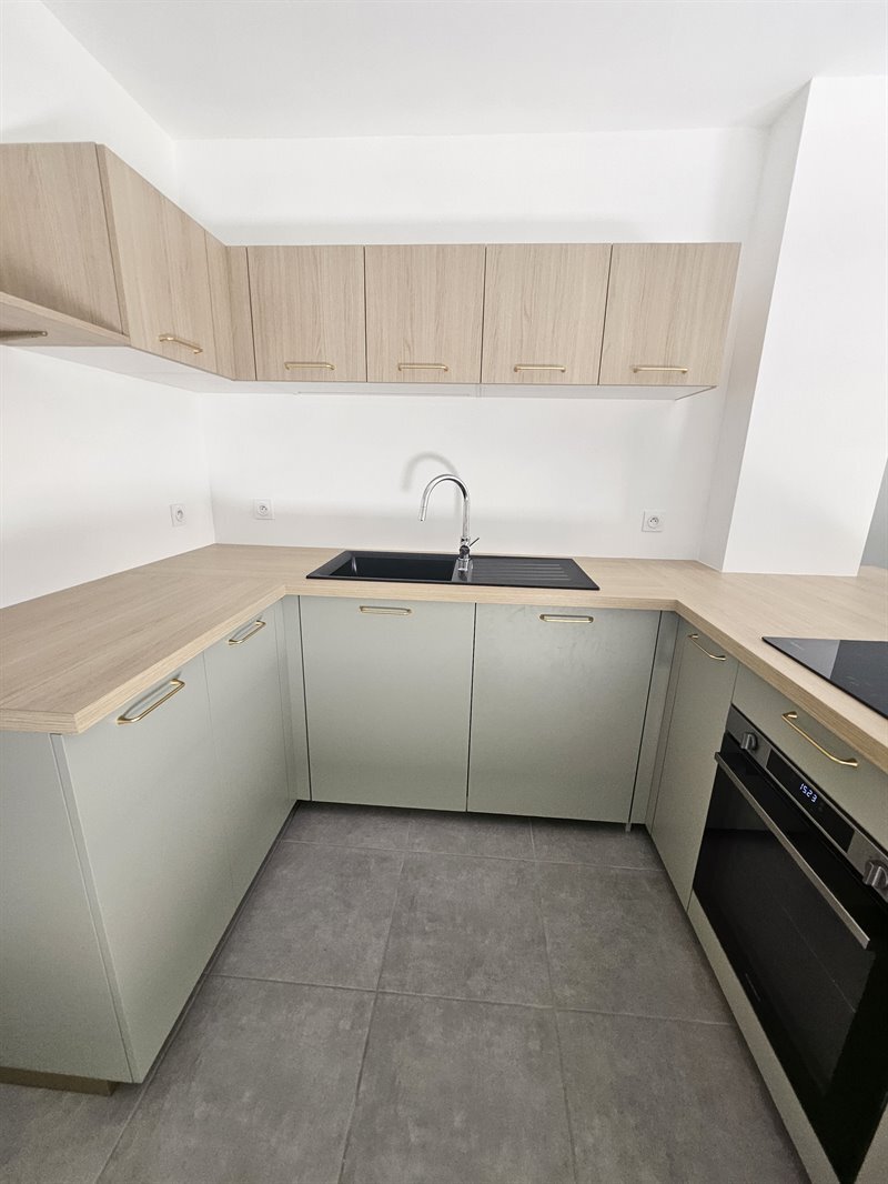 Cuisine ouverte aux tons clairs vert et bois | Raison Home - 3