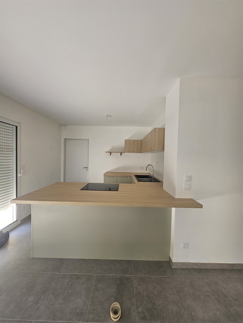 Cuisine ouverte aux tons clairs vert et bois | Raison Home - 4