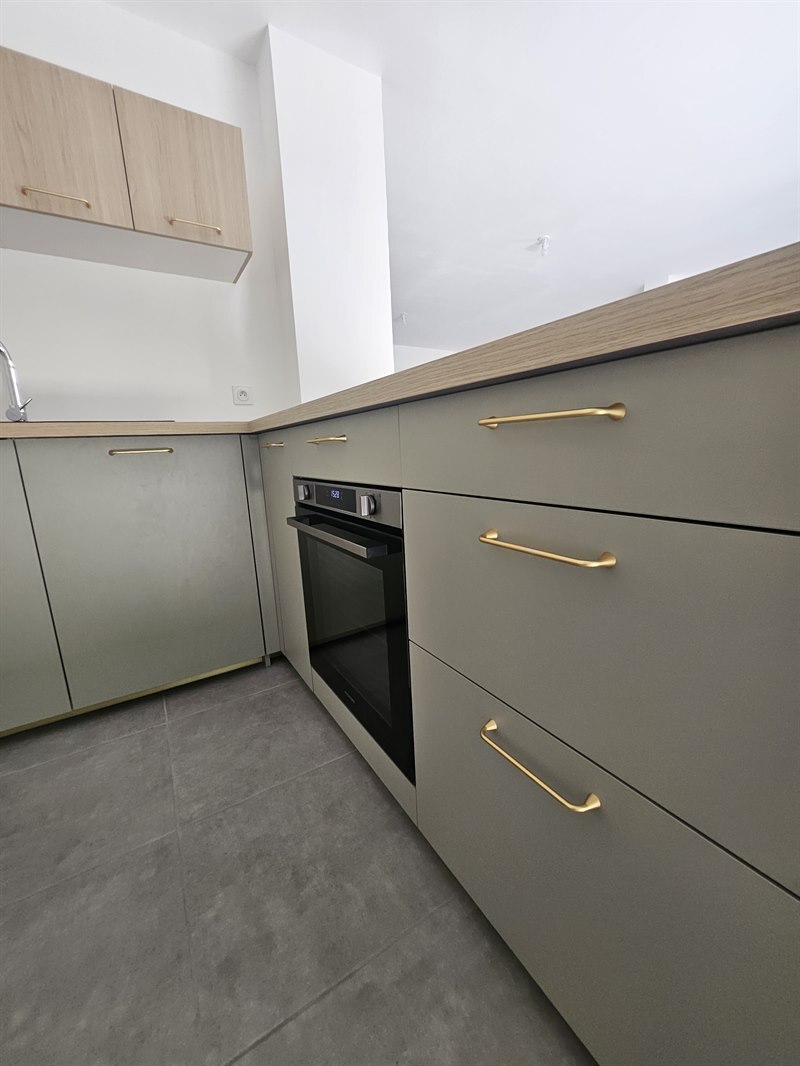 Cuisine ouverte aux tons clairs vert et bois | Raison Home - 5