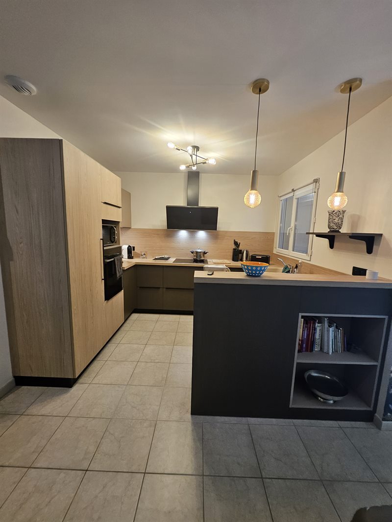 Cuisine ouverte de style moderne marron clair | Raison Home - 1