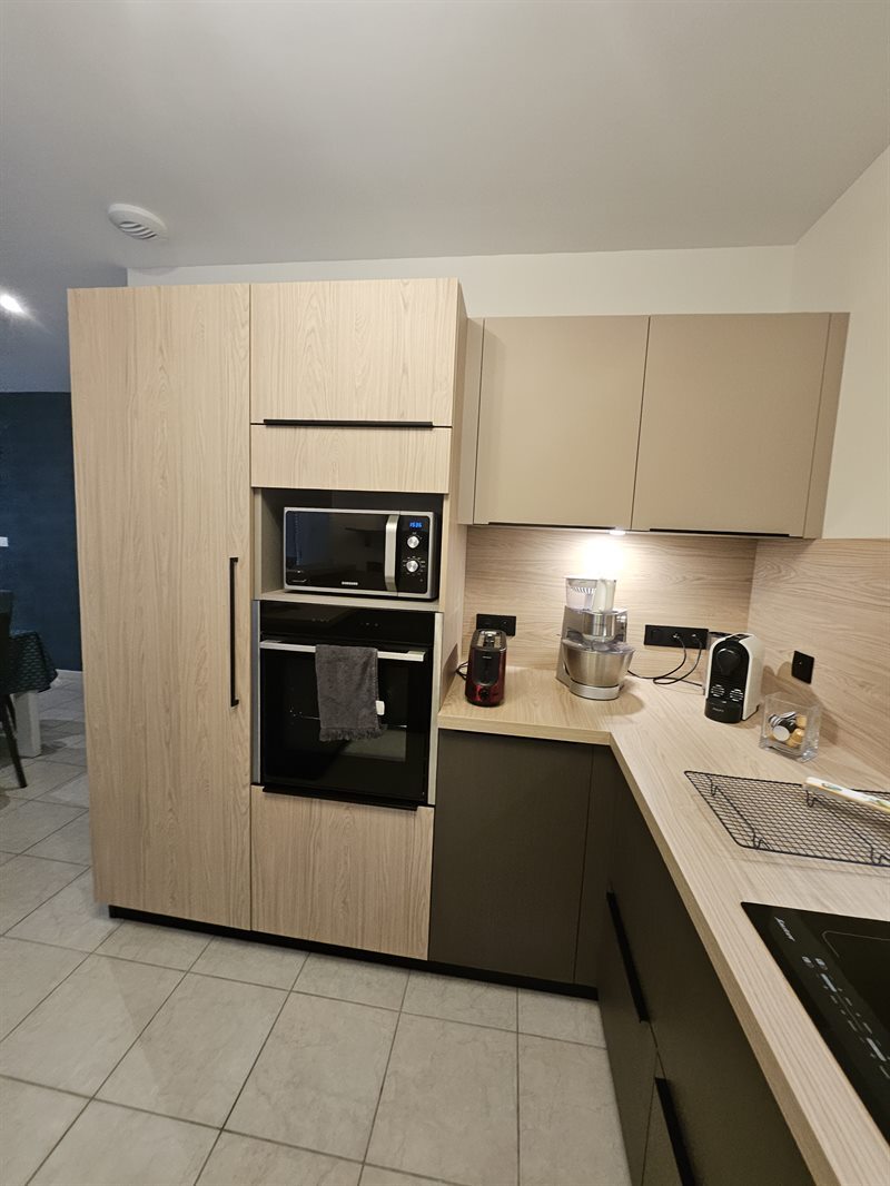 Cuisine ouverte de style moderne marron clair | Raison Home - 2