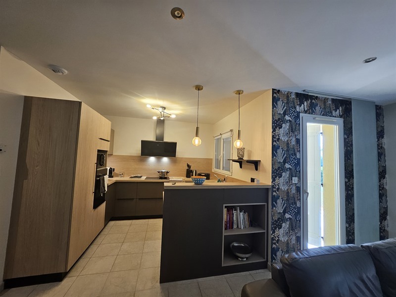 Cuisine ouverte de style moderne marron clair | Raison Home - 3