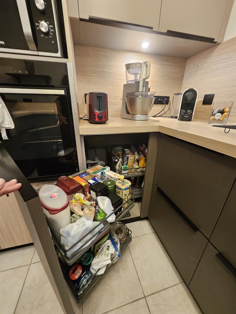 Cuisine ouverte de style moderne marron clair | Raison Home - 4