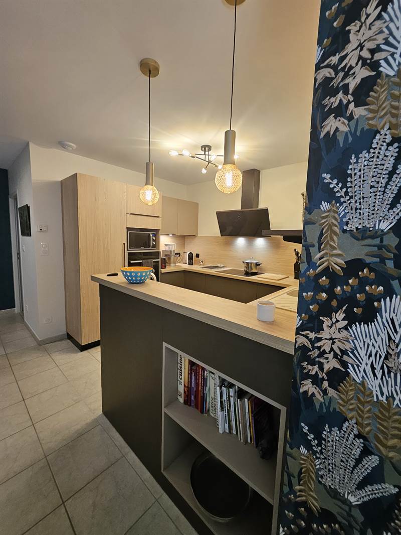 Cuisine ouverte de style moderne marron clair | Raison Home - 5