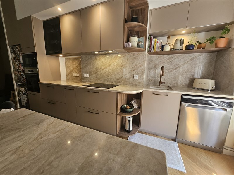 Cuisine ouverte de style moderne beige à Lyon | Raison Home - 1