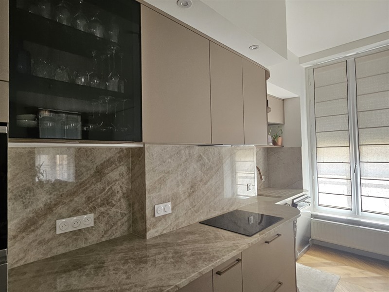 Cuisine ouverte de style moderne beige à Lyon | Raison Home - 2