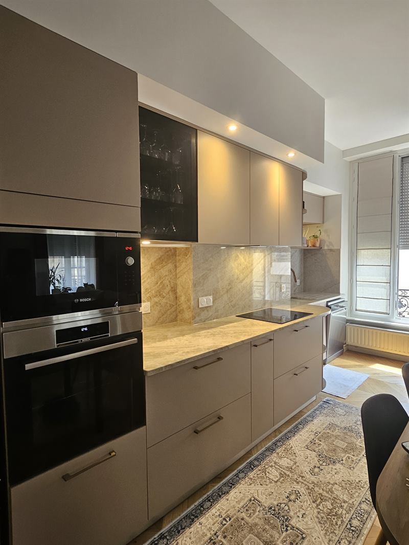 Cuisine ouverte de style moderne beige à Lyon | Raison Home - 3