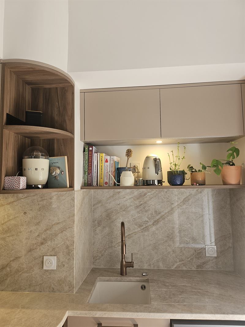 Cuisine ouverte de style moderne beige à Lyon | Raison Home - 4