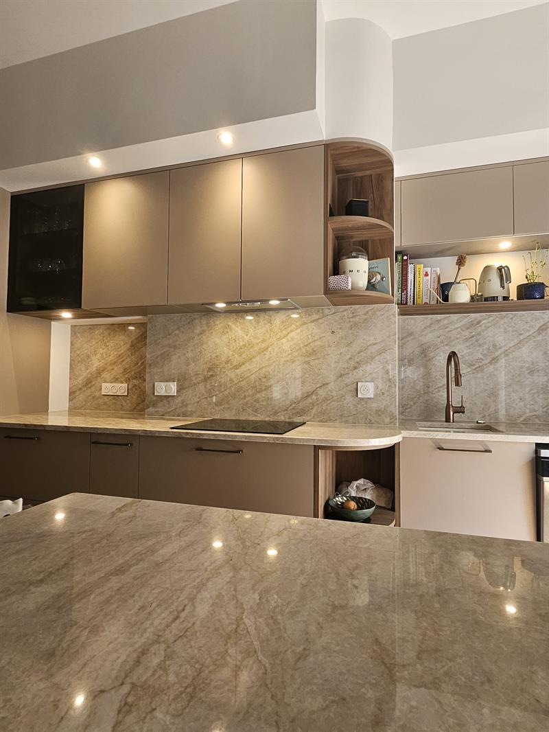 Cuisine ouverte de style moderne beige à Lyon | Raison Home - 5