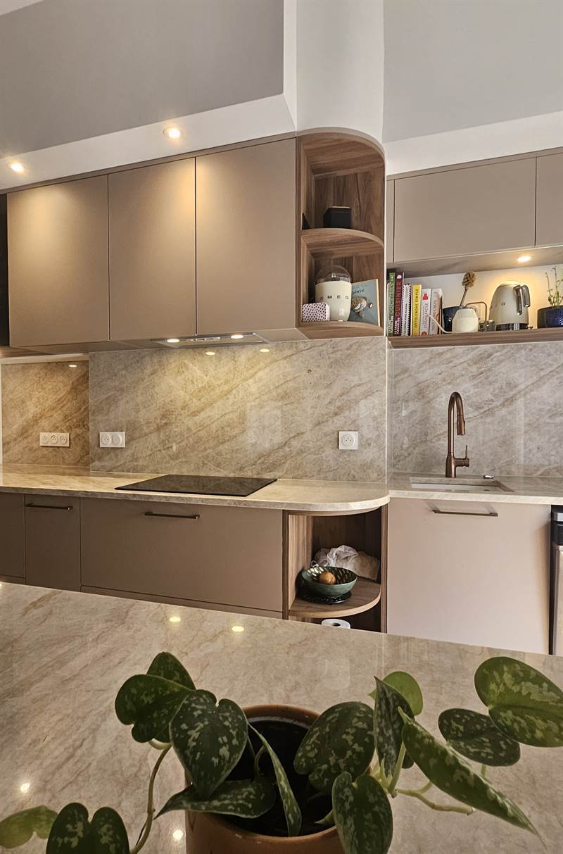 Cuisine ouverte de style moderne beige à Lyon | Raison Home - 6