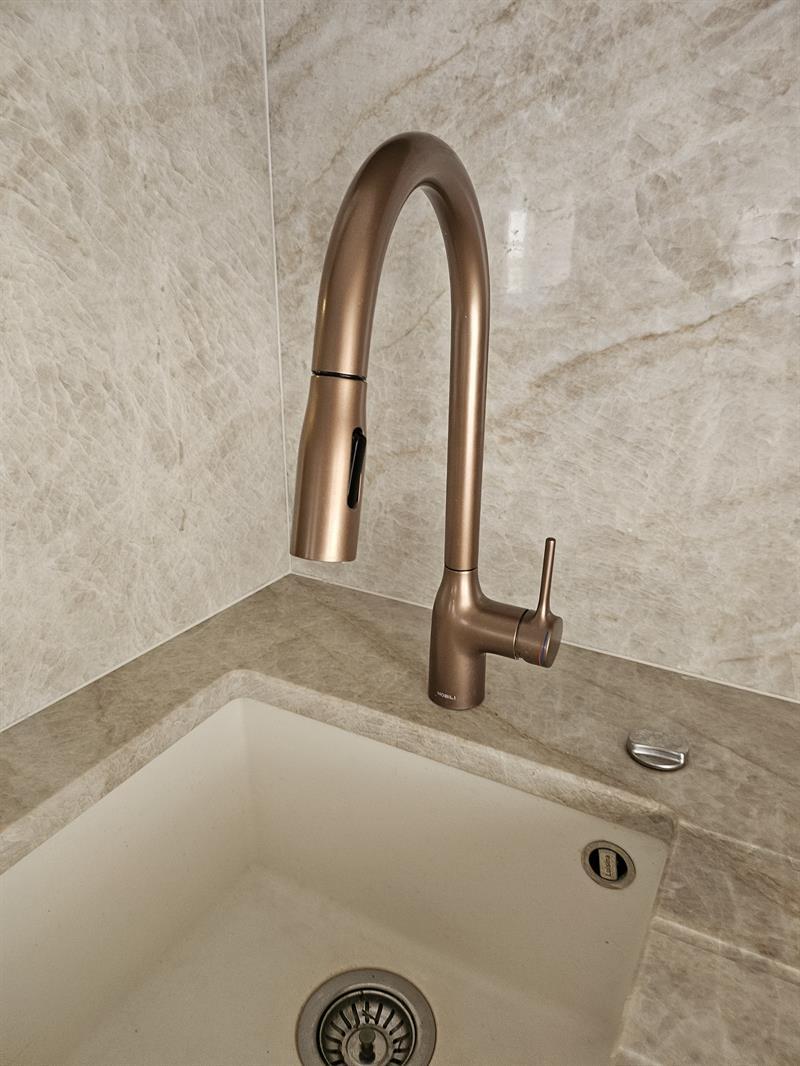 Cuisine ouverte de style moderne beige à Lyon | Raison Home - 7