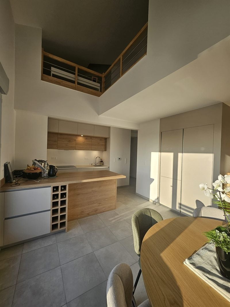 Cuisine ouverte de style moderne bois et beige | Raison Home - 1