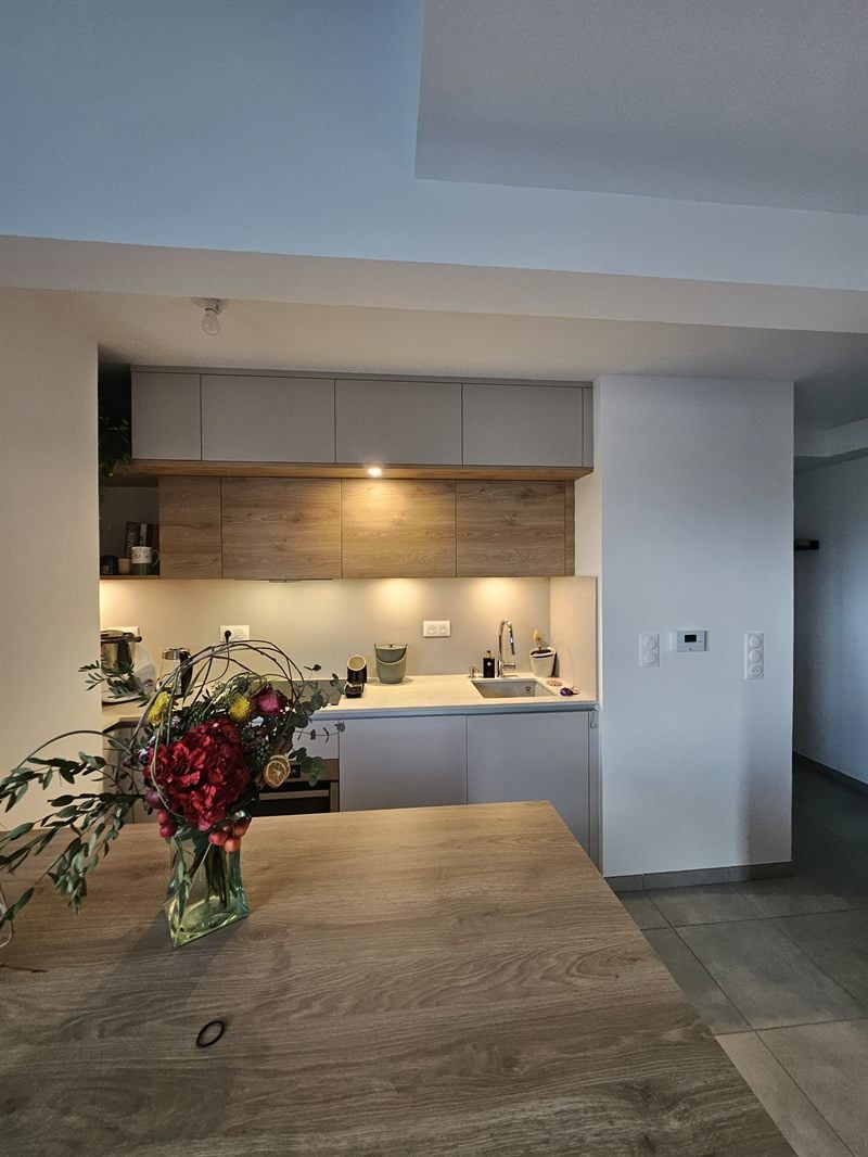 Cuisine ouverte de style moderne bois et beige | Raison Home - 4