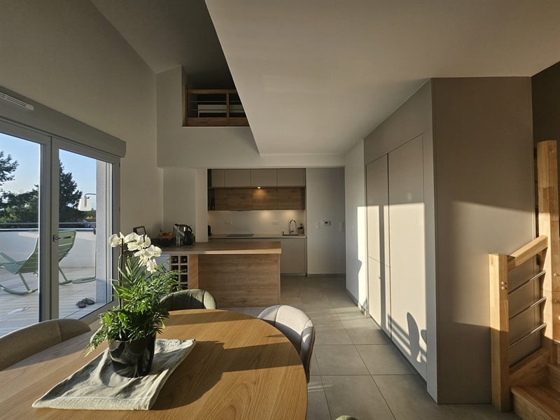 Cuisine ouverte de style moderne bois et beige | Raison Home - 6