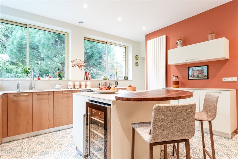 Cuisine fermée de style contemporain bois et blanc | Raison Home - 1