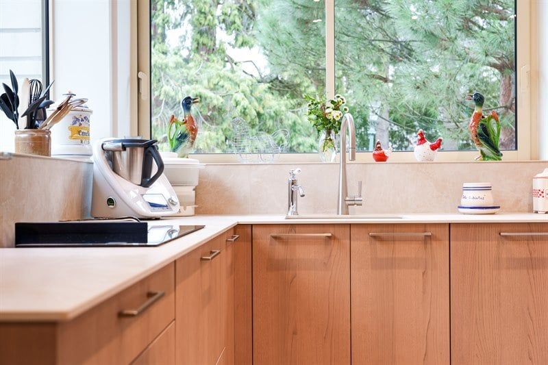 Cuisine fermée de style contemporain bois et blanc | Raison Home - 4