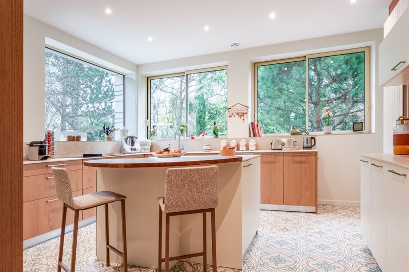 Cuisine fermée de style contemporain bois et blanc | Raison Home - 6