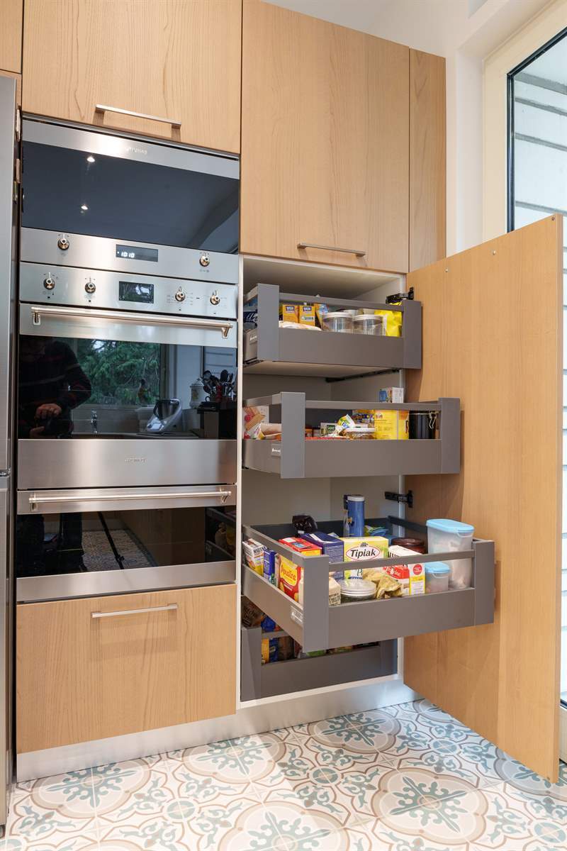 Cuisine fermée de style contemporain bois et blanc | Raison Home - 7