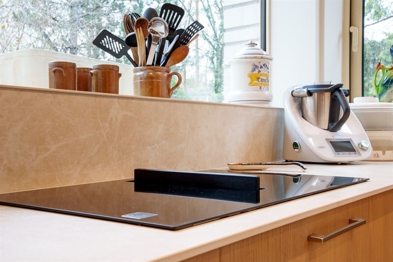 Cuisine fermée de style contemporain bois et blanc | Raison Home - 9