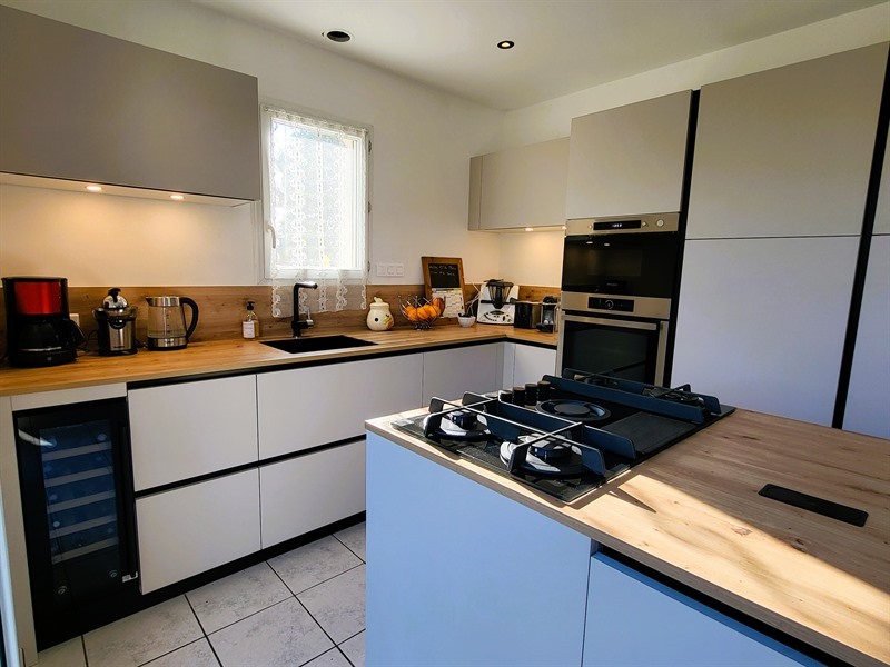 Cuisine moderne bois et beige à Château Thébaud | Raison Home - 1