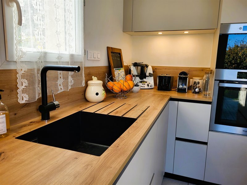 Cuisine moderne bois et beige à Château Thébaud | Raison Home - 3