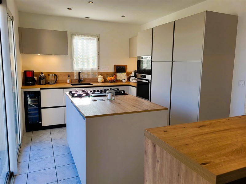Cuisine moderne bois et beige à Château Thébaud | Raison Home - 4