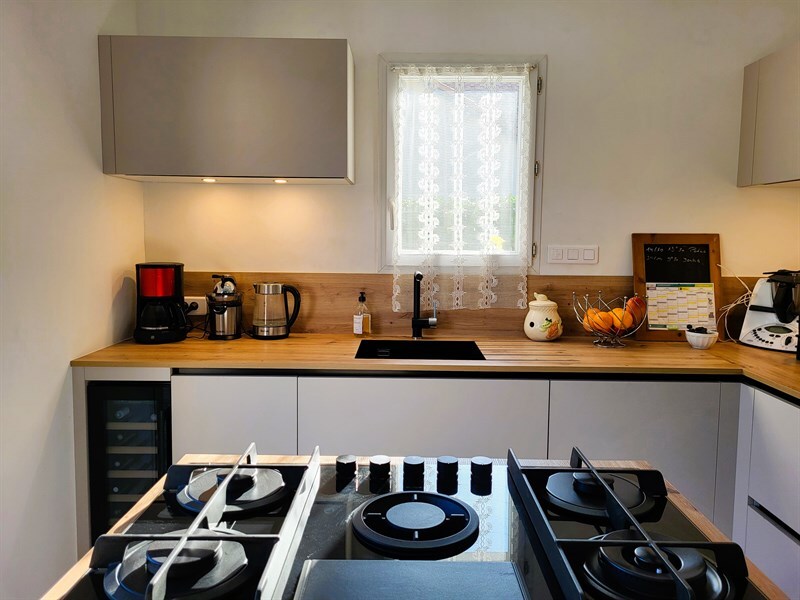 Cuisine moderne bois et beige à Château Thébaud | Raison Home - 5