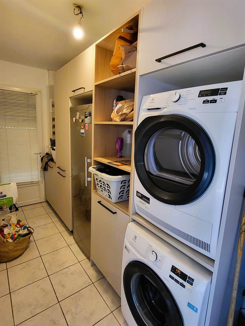 Cuisine moderne bois et beige à Château Thébaud | Raison Home - 7