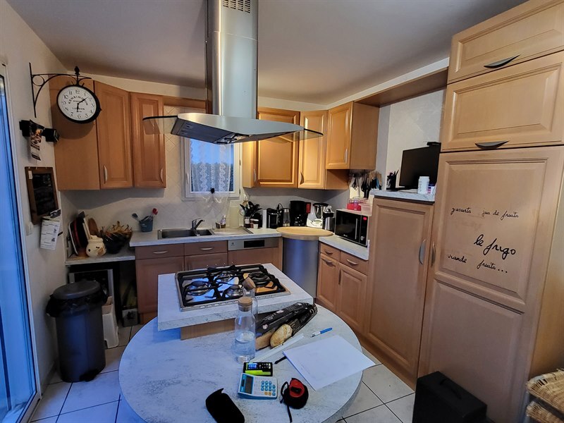 Cuisine moderne bois et beige à Château Thébaud | Raison Home - 8