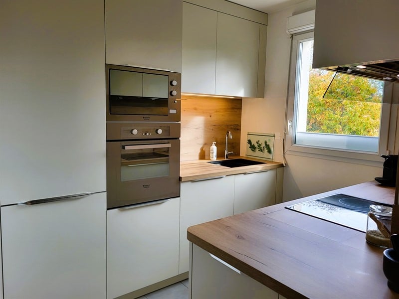 Cuisine ouverte bois et beige à Basse Goulaine | Raison Home - 2