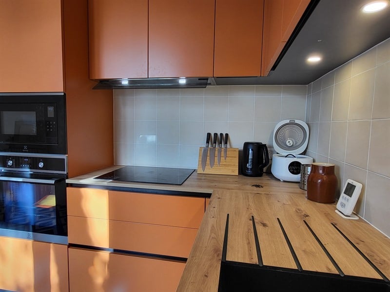 Cuisine en L moderne bois et orange à Nantes | Raison Home - 3