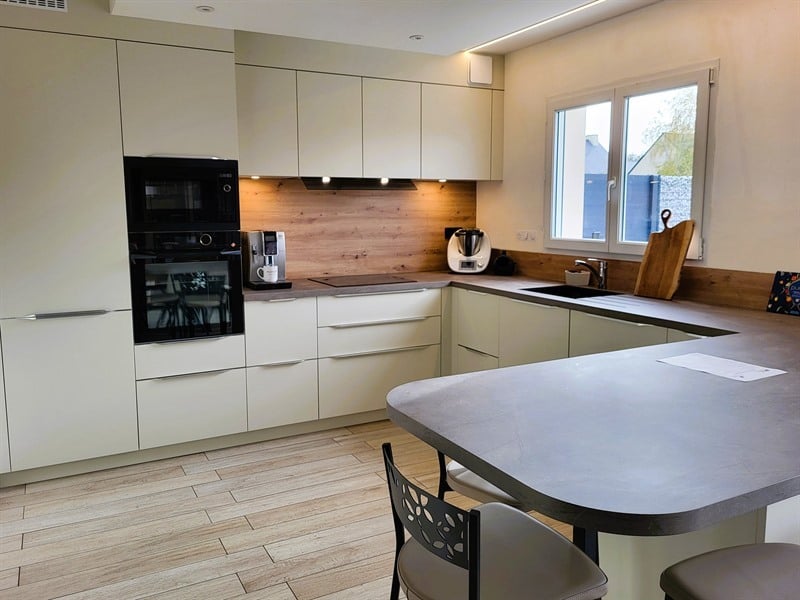 Cuisine ouverte de style moderne beige à Ligne | Raison Home - 1