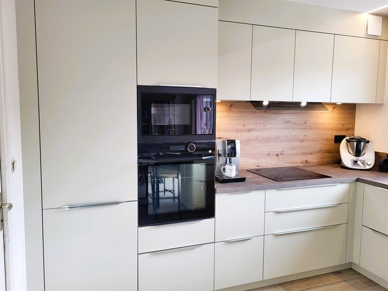 Cuisine ouverte de style moderne beige à Ligne | Raison Home - 2