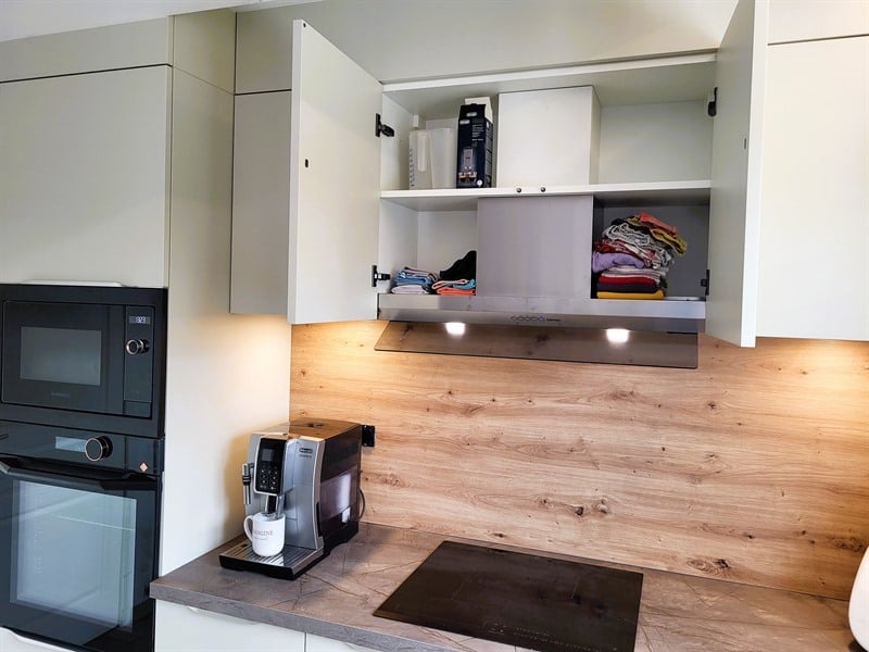 Cuisine ouverte de style moderne beige à Ligne | Raison Home - 6