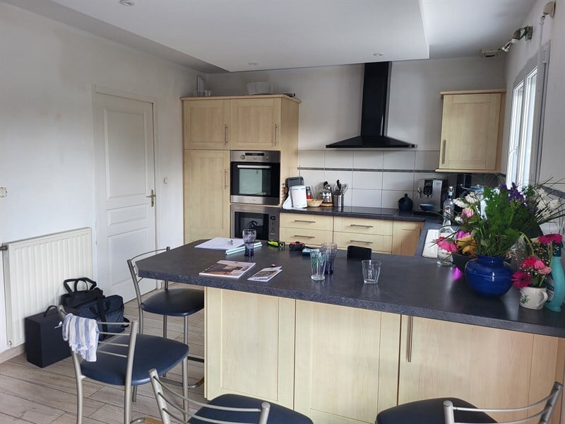 Cuisine ouverte de style moderne beige à Ligne | Raison Home - 7