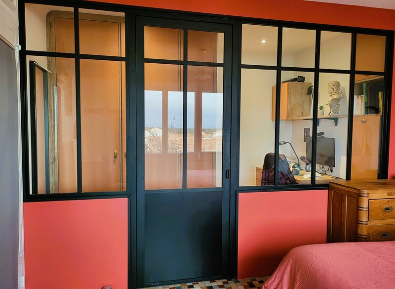 Grand dressing et bureau avec verrière bois et noir à La Chapelle Heulin | Raison Home - 2